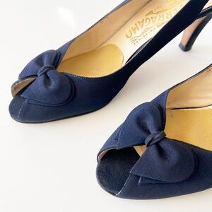 size 9.5 vintage ferragamo peep toe bow sling back heels navy blue